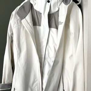Womens 3 in 1 North Face coat. (pending)